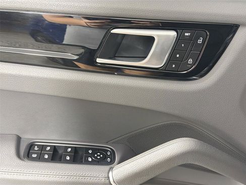 Certified 2022 Porsche Cayenne Coupe AWD/4WD image 31