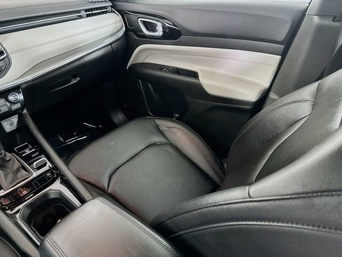 Certified 2024 Jeep Compass Limited image 33