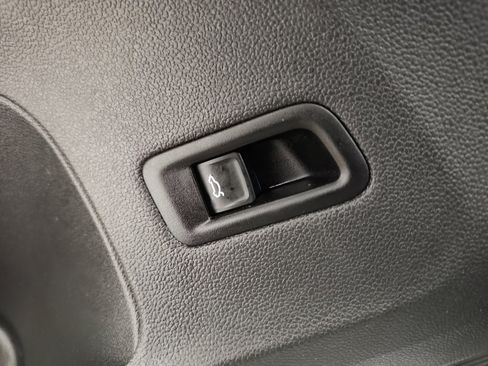 Certified 2025 Volkswagen Atlas Cross Sport SE image 10