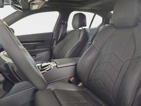 Used 2025 BMW 530i xDrive w/ Premium Package image 18