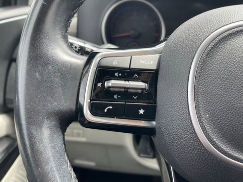 Used 2023 Kia Carnival LX FWD image 18