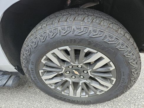 Used 2025 Chevrolet Suburban Z71 image 12