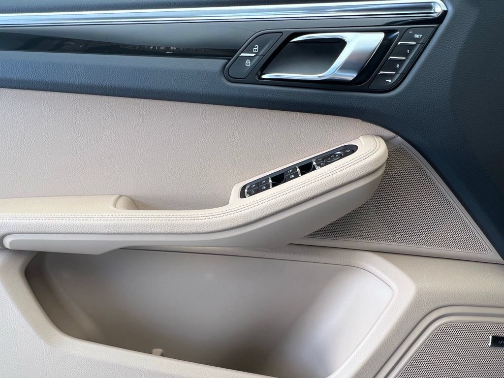 Certified 2026 Porsche Macan AWD/4WD image 19