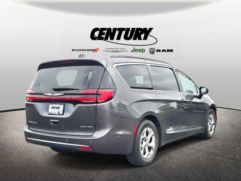 Used 2023 Chrysler Pacifica Limited FWD image 4