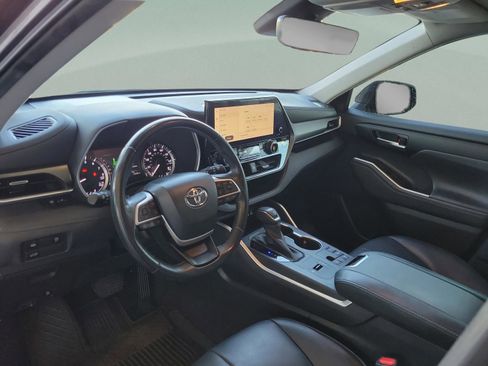 Certified 2023 Toyota Highlander XLE image 32