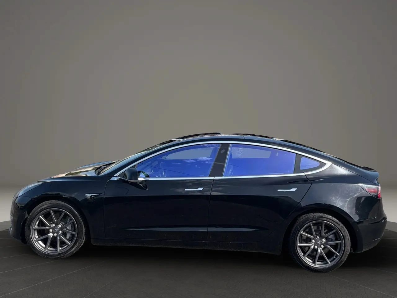 Used 2018 Tesla Model 3 Long Range RWD image 3