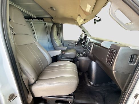 Used 2022 Chevrolet Express 2500 image 22