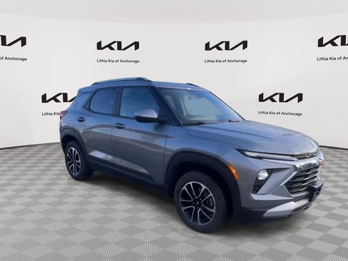 Used 2025 Chevrolet TrailBlazer LT image 2