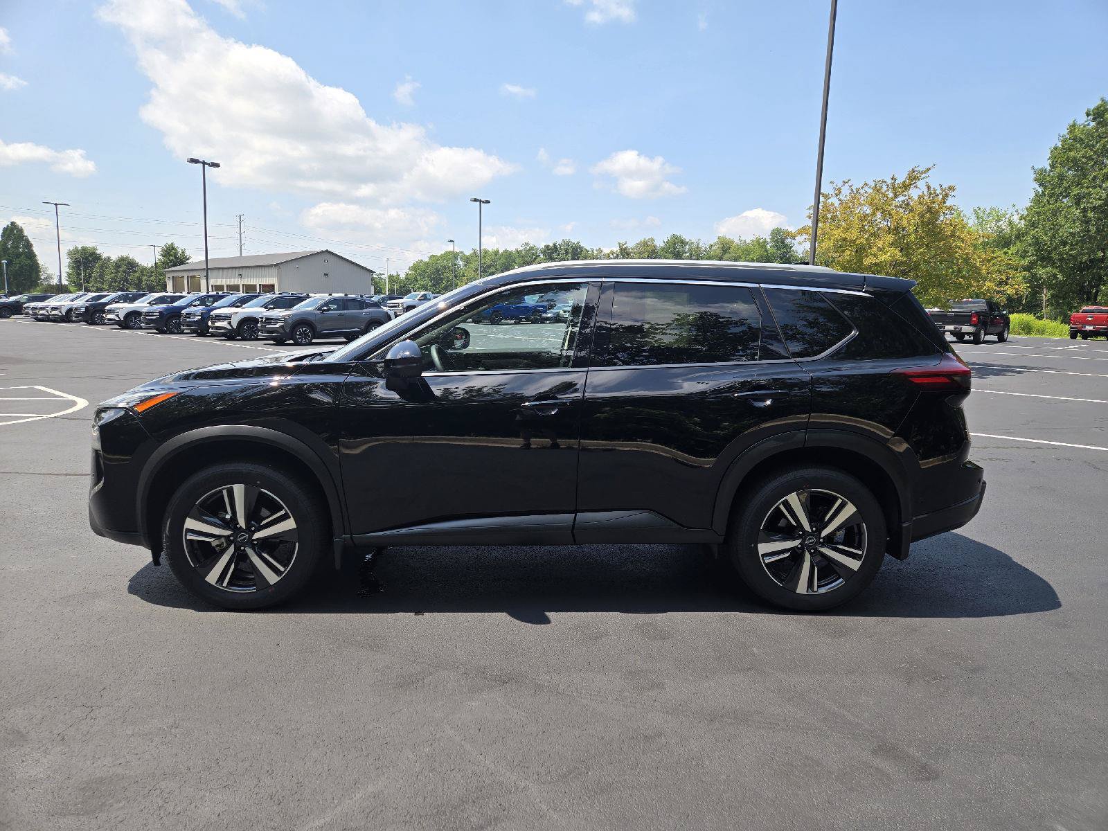 Used 2025 Nissan Rogue SL AWD/4WD image 5