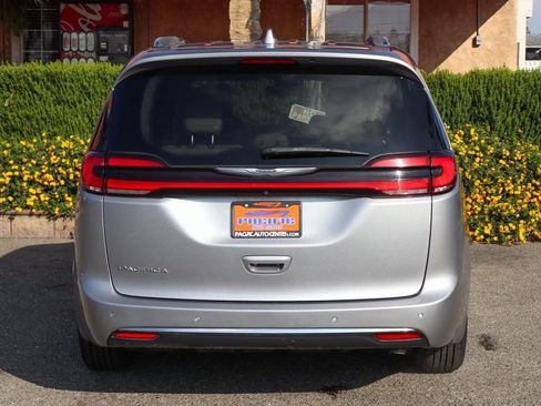 Used 2021 Chrysler Pacifica Touring-L image 7
