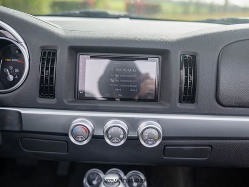 Used 2005 Chevrolet SSR w/ Preferred Equipment Group image 58