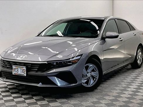 Used 2025 Hyundai Elantra SE FWD image 1
