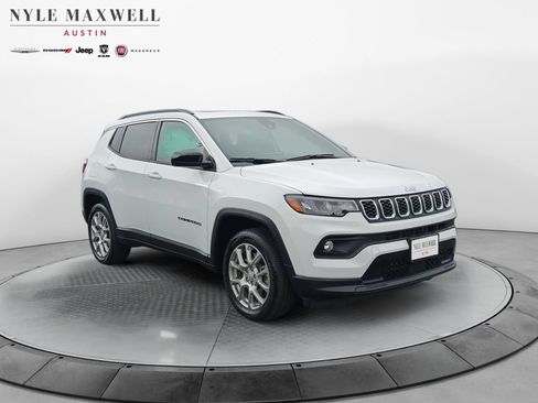 Used 2024 Jeep Compass Latitude w/ Sun and Sound Group AWD/4WD image 2