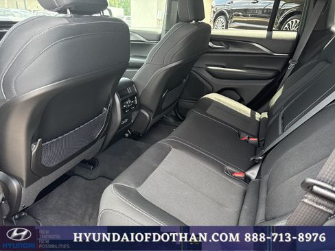Used 2025 Jeep Grand Cherokee Laredo RWD image 12