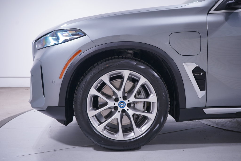 Used 2024 BMW X5 xDrive50e w/ Parking Assistance Package AWD/4WD image 2