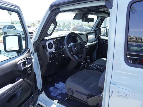 Used 2024 Jeep Wrangler Unlimited w/ Convenience Group AWD/4WD image 23