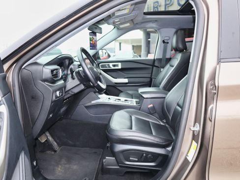 Used 2021 Ford Explorer XLT w/ Equipment Group 202A image 12