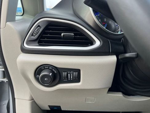 Used 2024 Chrysler Pacifica Touring-L image 18