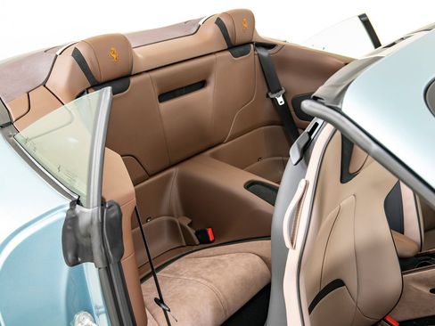 Certified 2025 Ferrari Roma Spider RWD image 37
