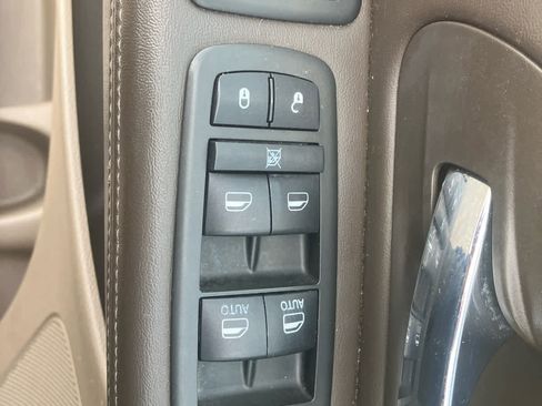 Used 2013 Chrysler Town & Country Touring FWD image 12
