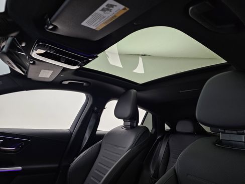 Used 2025 Mercedes-Benz GLC 300 4MATIC image 11