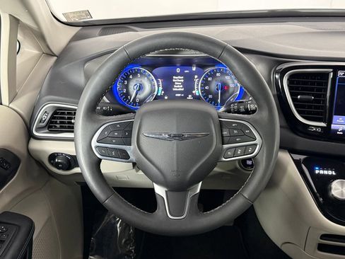 Used 2023 Chrysler Pacifica Touring-L FWD image 7