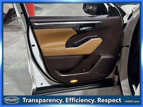 Used 2020 Toyota Highlander Platinum image 15