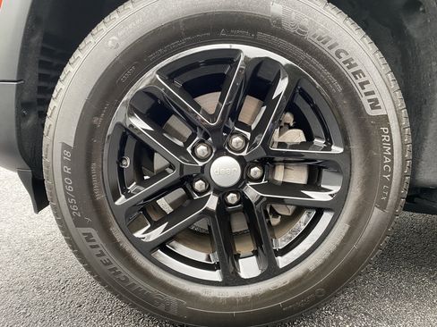 Used 2025 Jeep Grand Cherokee Laredo X image 42