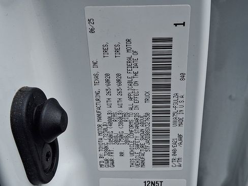Used 2025 Toyota Tundra Limited AWD/4WD image 27