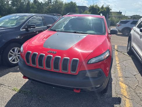 Used 2018 Jeep Cherokee Trailhawk w/ Comfort/Convenience Group AWD/4WD image 3