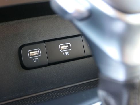 Used 2023 Kia Carnival LX image 22