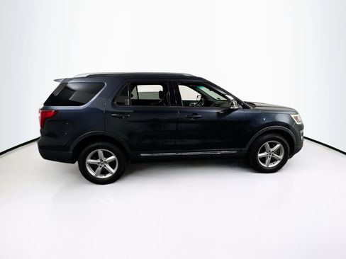 Used 2017 Ford Explorer XLT w/ Equipment Group 202A AWD/4WD image 4