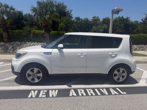 Used 2018 Kia Soul FWD image 2