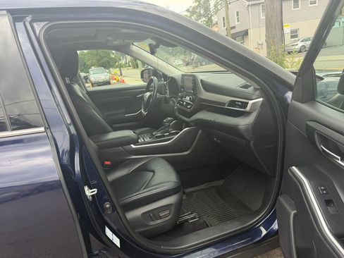 Used 2020 Toyota Highlander XLE AWD/4WD image 12