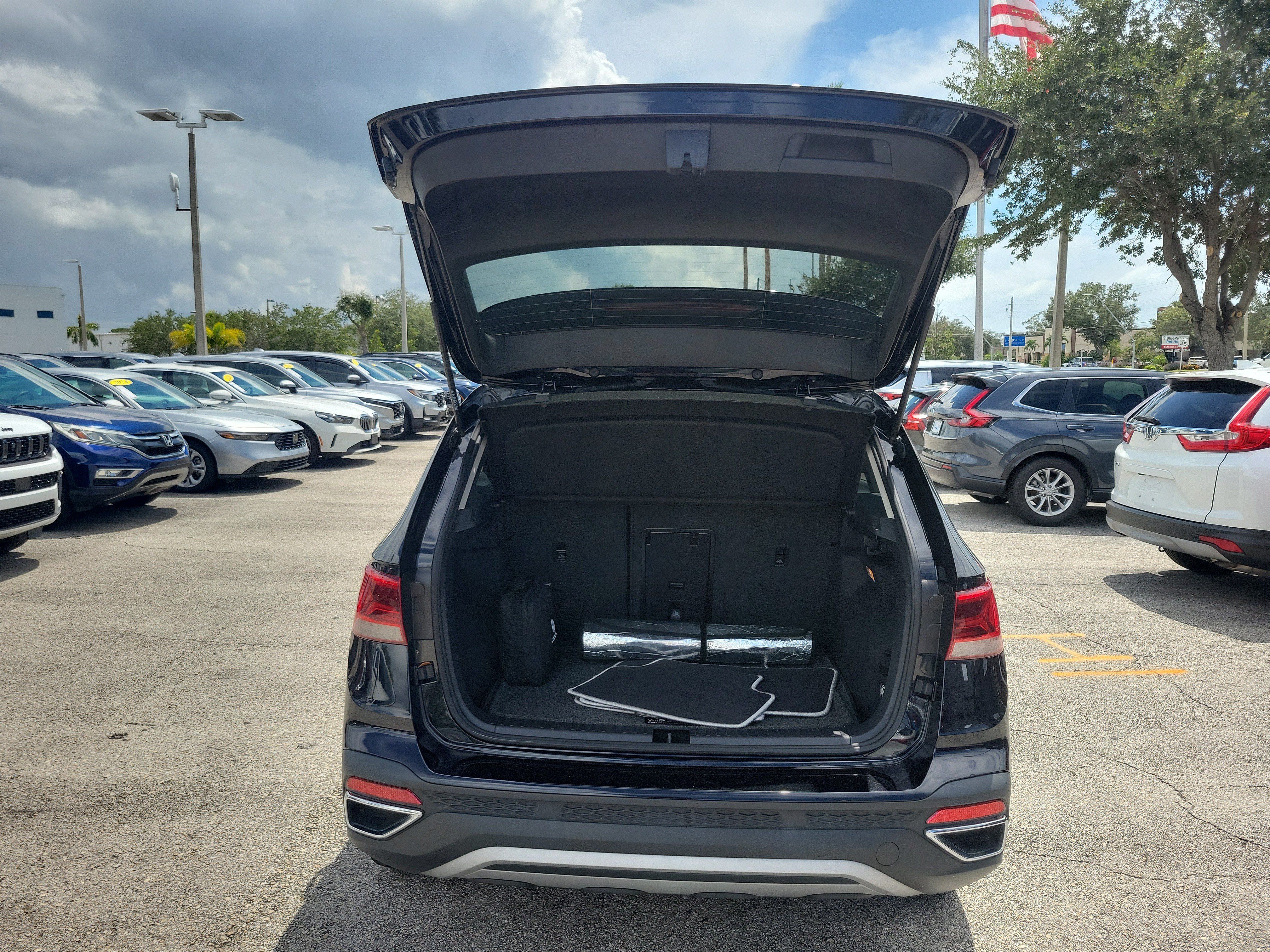 Used 2023 Volkswagen Taos SE w/ Panoramic Sunroof Package AWD/4WD image 11