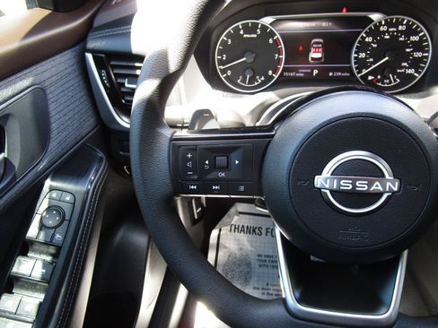 Used 2023 Nissan Rogue SV FWD image 14