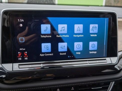 Used 2025 Volkswagen Atlas SE image 19