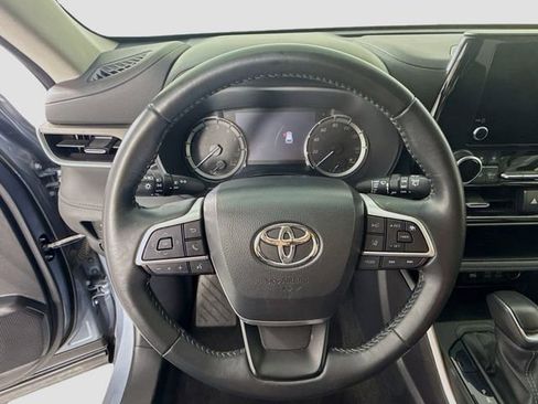 Used 2023 Toyota Highlander LE FWD image 11