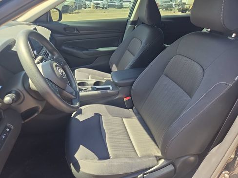 Used 2025 Nissan Altima 2.5 S FWD image 13