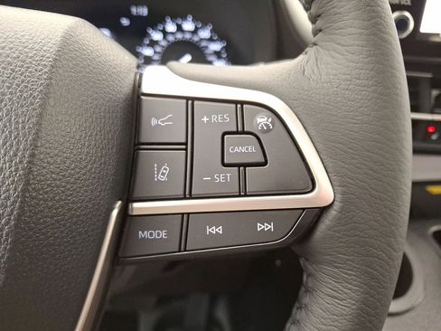 Used 2026 Toyota Sienna XLE FWD image 18