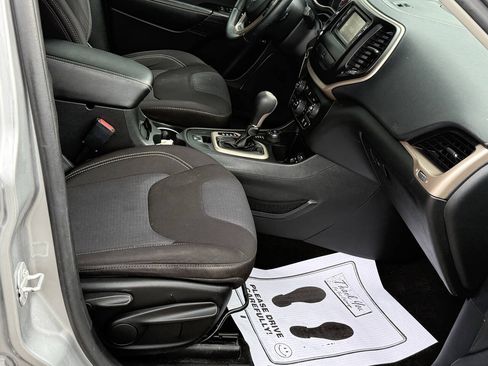 Used 2015 Jeep Cherokee Latitude AWD/4WD image 15