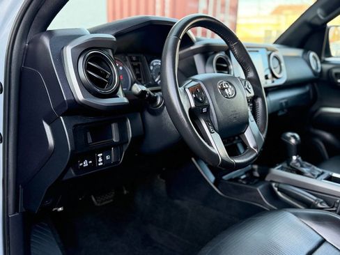 Used 2019 Toyota Tacoma TRD Off-Road image 11