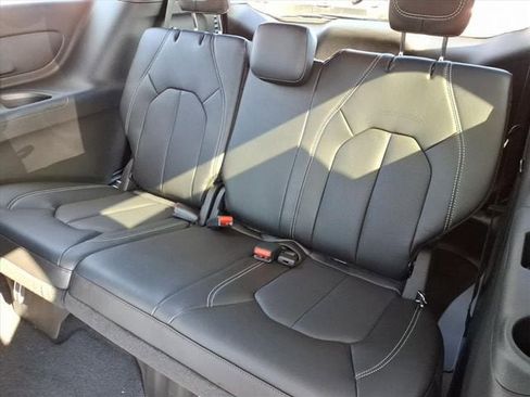 New 2026 Chrysler Pacifica Select image 11