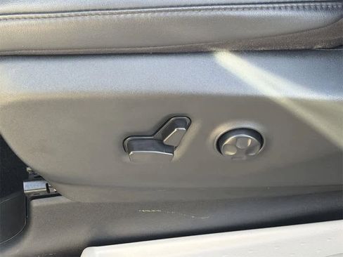 Used 2024 Chrysler Pacifica Select image 26