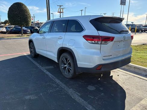 Used 2017 Toyota Highlander LE image 4