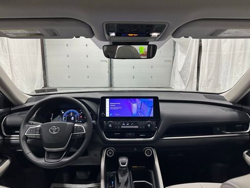 Used 2025 Toyota Grand Highlander AWD image 42