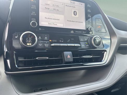 Used 2021 Toyota Highlander XLE image 24