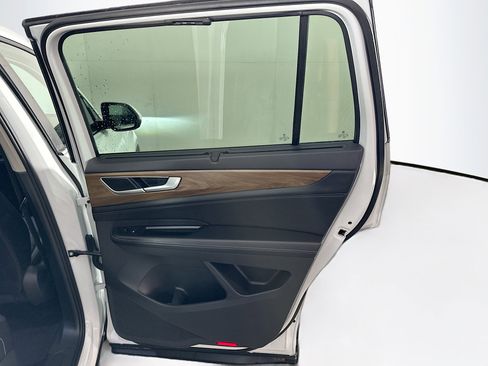 Used 2025 Volkswagen Atlas SE image 32