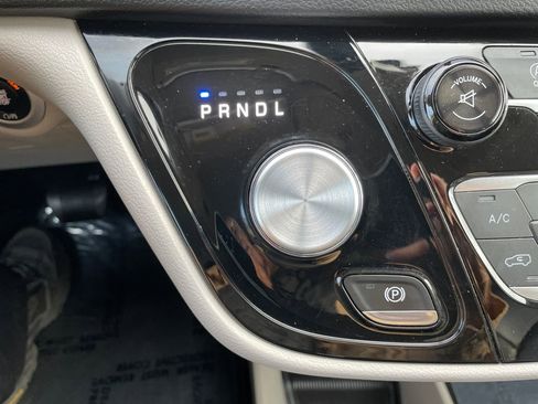 Used 2017 Chrysler Pacifica Touring-L image 18