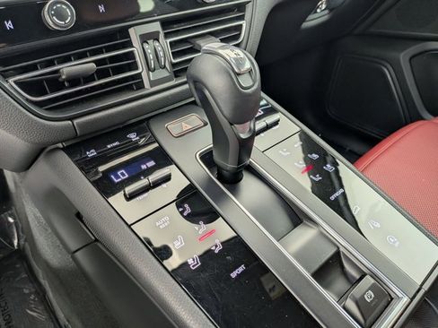 Certified 2023 Porsche Macan AWD/4WD image 20